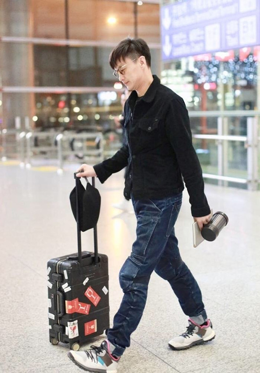 周一围谈朱丹主持事故后现身戴镜框装嫩37岁状态似小鲜肉