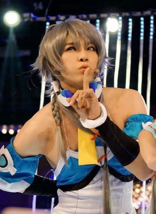 汪东城cos洛天依,却被旁边女生抢镜,网友:这不是郑爽吗?