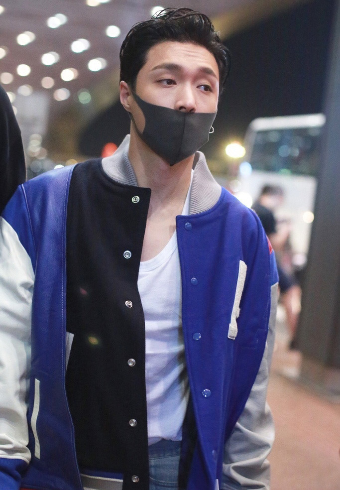 张艺兴穿棒球夹克抬头纹很重是不是工作太累了