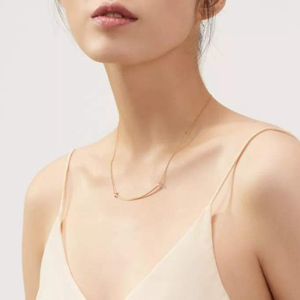 因为蒂芙尼喜欢爱笑的女孩,因为爱笑的女孩更能带来好的运气.