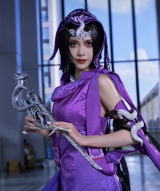 《剑网三》游戏五毒cosplay,手持法杖的紫色古装女孩
