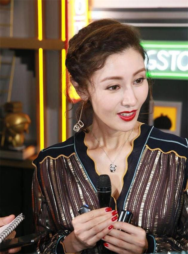 李嘉欣否认复出后晒近照神态自然状态佳