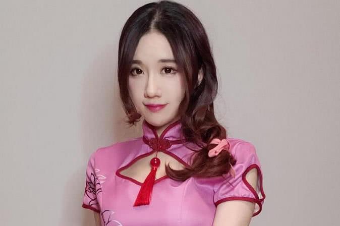 二次元女神虎牙女主播轩子巨2兔变私人教练直播演示健身动作