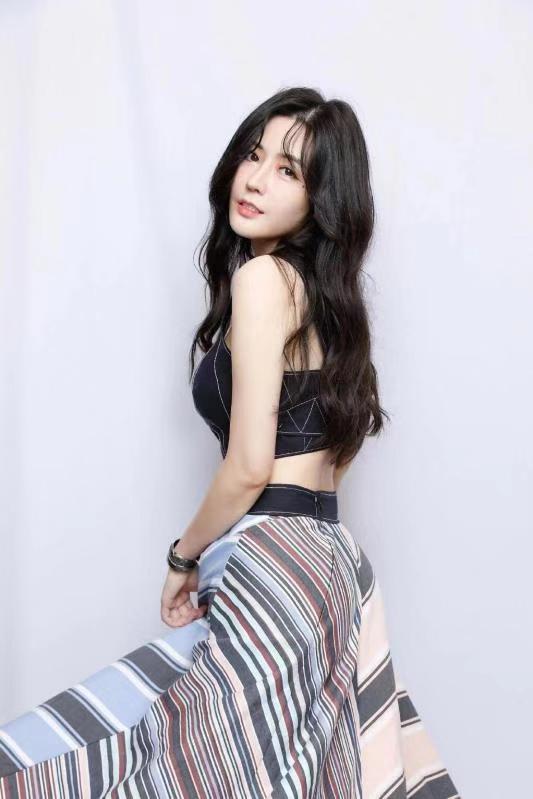 32岁汤晶媚又酷又美,穿白色和橙色拼接机车服,气场确实够强