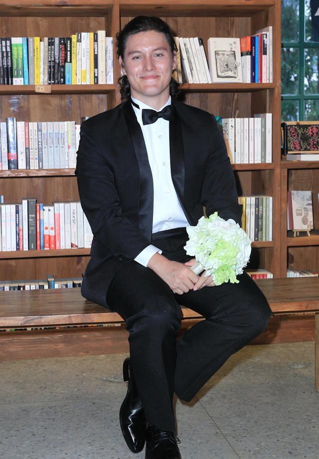 29岁周厚安罕见同框周华健略显沧桑仍难挡帅气,一家四口皆俊男美女