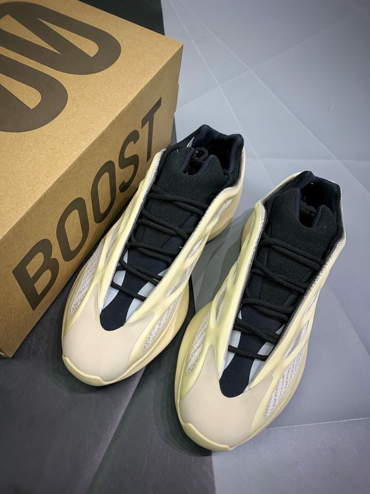 鞋底沒boost科技了?全新yeezy 700骨白開箱細節測評!