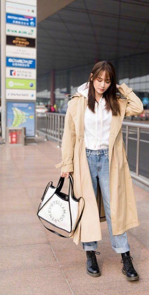 简简单单的白色卫衣加浅色牛仔裤,不仅清爽还更有一丝运动感,搭配一件