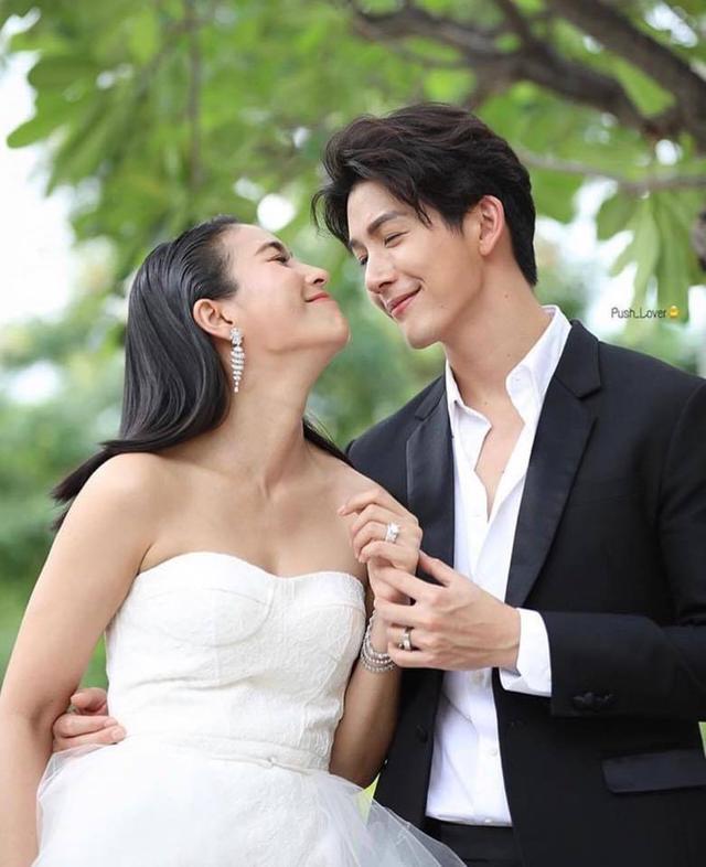 去年11月16日,他和泰国女明星jui warattaya 在曼谷举办了婚礼,两人看