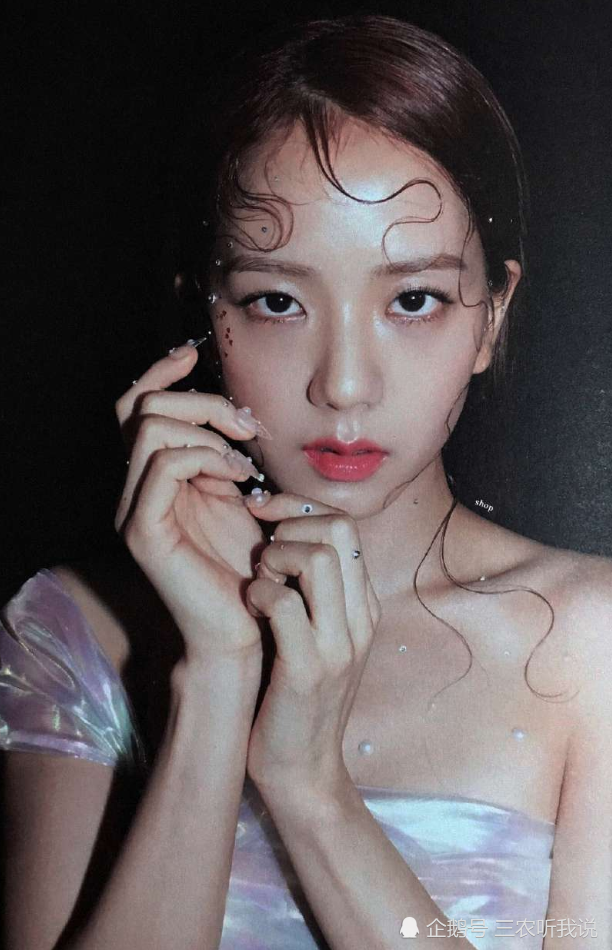 金智秀"水蜜桃指甲"火了,当她将锁骨也镶满钻石:一般人欣赏不动