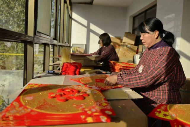 邢台县晏家屯镇心长村扶贫小院，村民在制作手工饰品