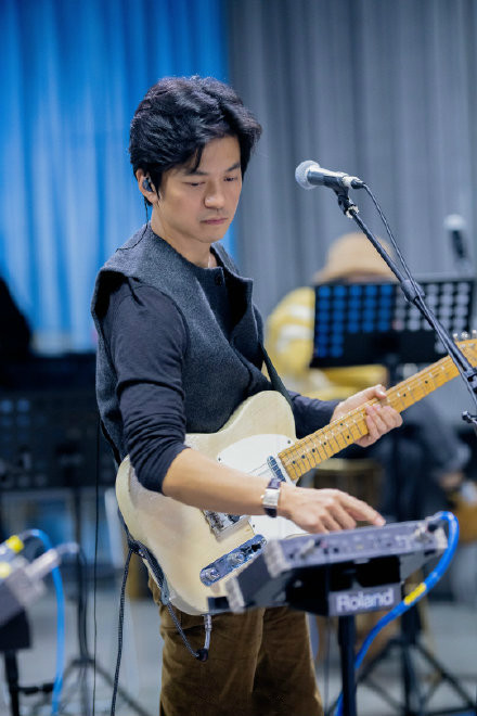 李健请梁博同台演唱新歌《不期而遇》,神仙合体,唱燃了舞台!