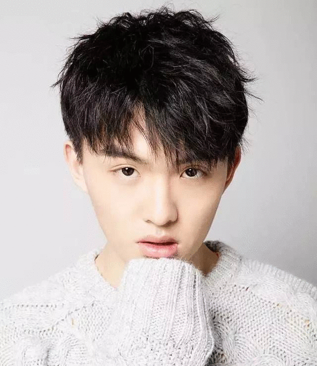 还记得《星际精灵蓝多多》蔡小豆吗?和易烊千玺拍戏,帅到不敢认