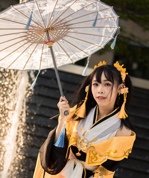 《剑网三》游戏长歌cosplay,打伞的古装小姐姐活泼俏皮