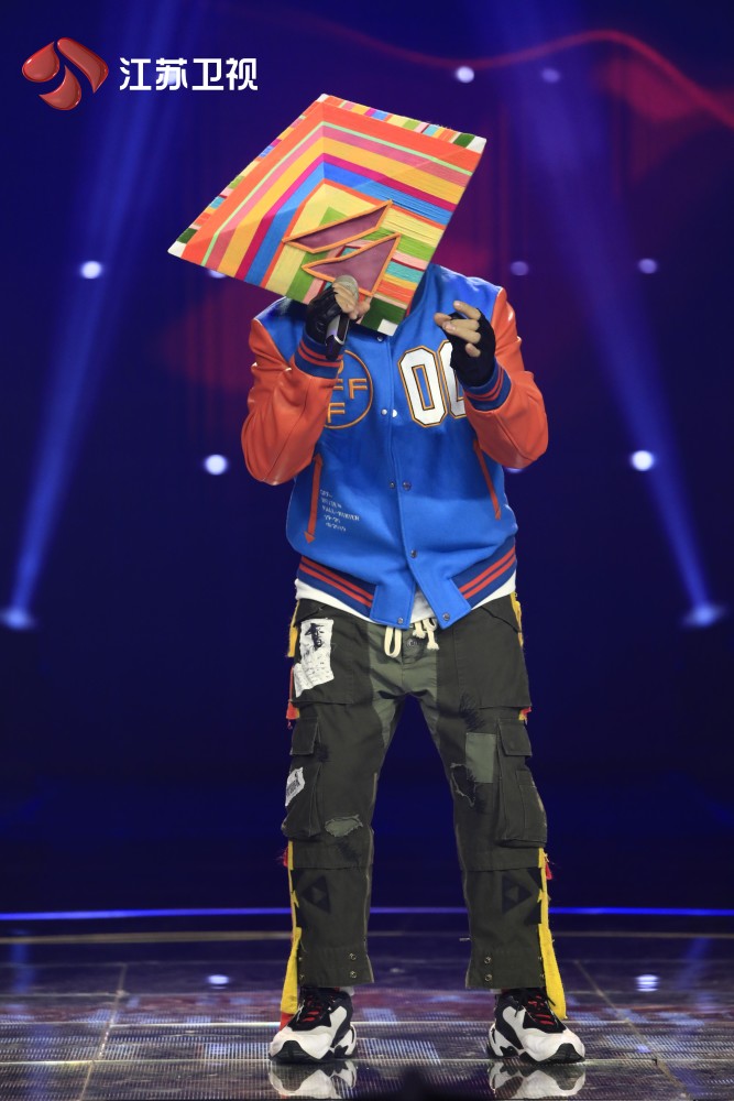 今晚蒙面唱将猜猜猜隔空喊话刘德华扭扭转不停秀舞蹈