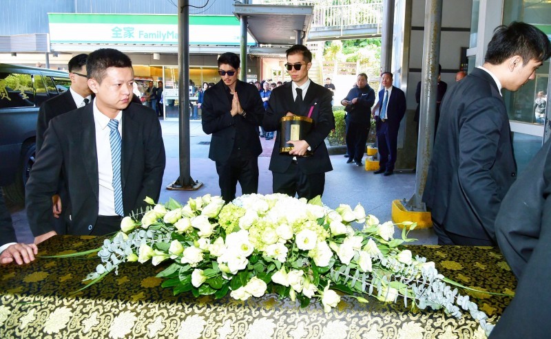 高以翔遗体火化完毕,哥哥捧骨灰坛乘车前往墓地安葬,以翔女友随行