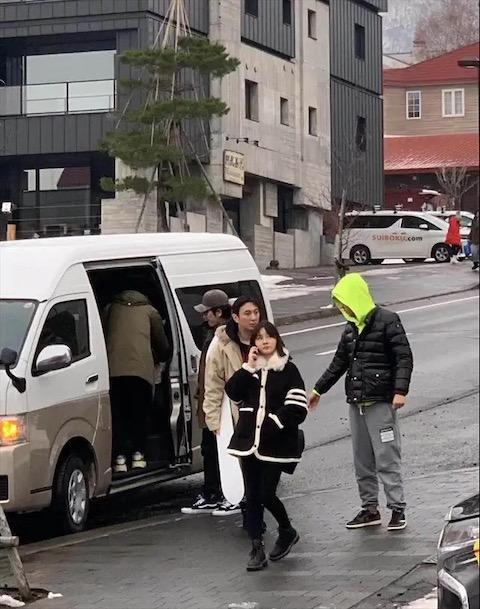 王思聪带新女友去日本旅行 拿着滑雪板像小弟 是坐私人飞机去的吗 腾讯新闻