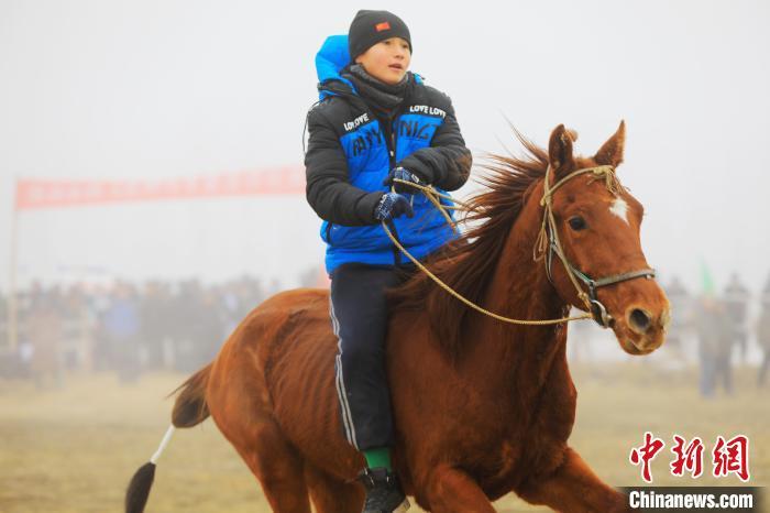 新疆博湖：上演马背上的“速度与激情”