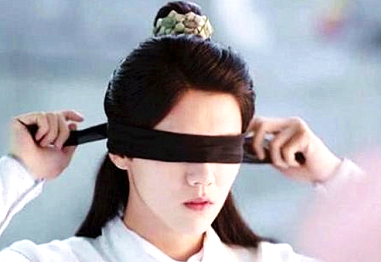 眼睛蒙布的古装男子:魏无羡潇洒,晓星辰仙气,最终被他迷了眼!