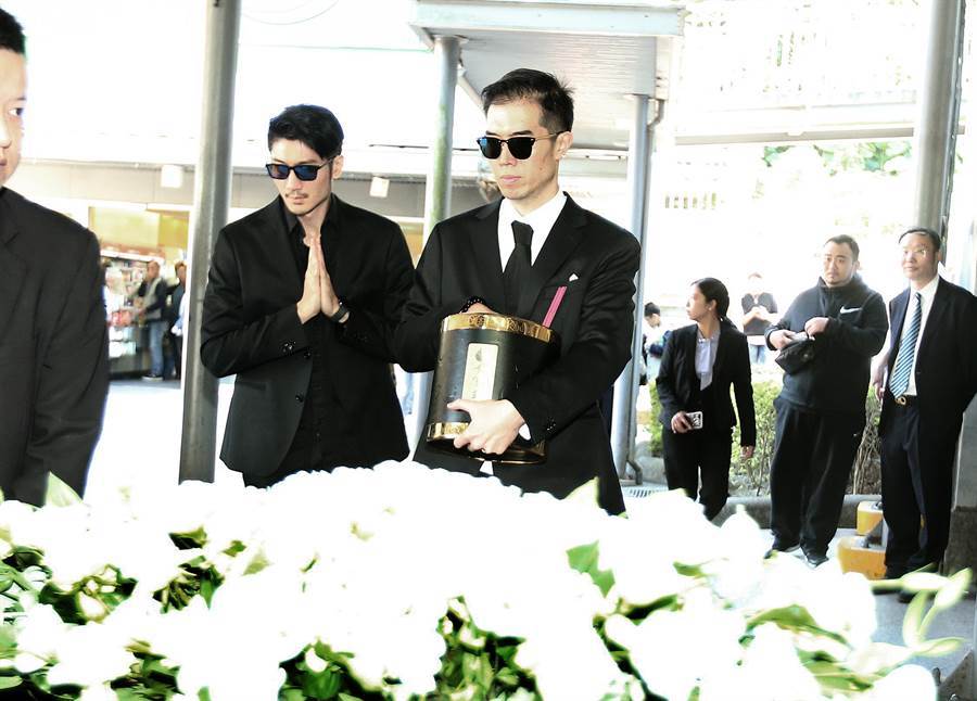 高以翔火化结束由二哥捡骨入坛高父不忍心看难掩落泪