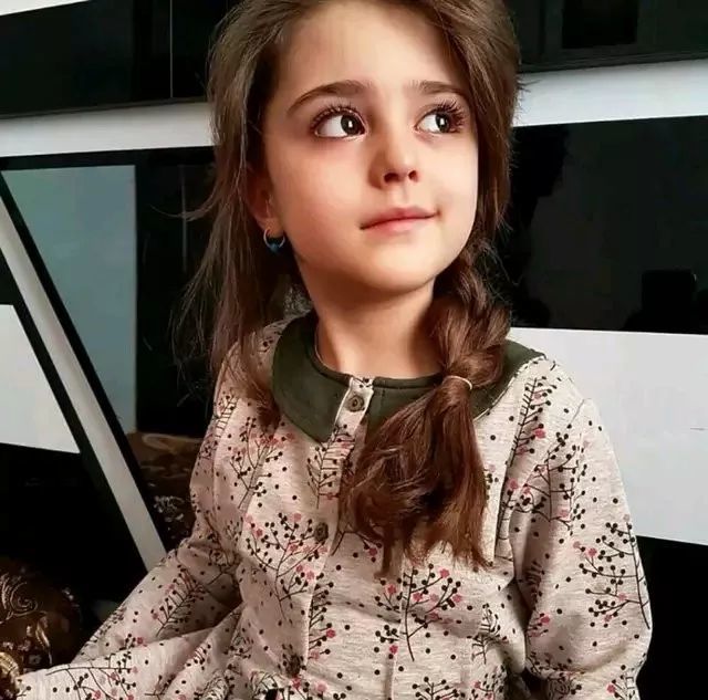 伊朗8岁小女孩被称为全球最美！父亲辞职做贴身保镖……300077国民技术