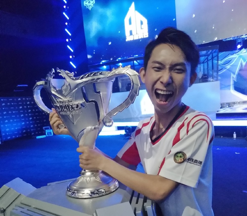 梦泪身披冠军战袍,手捧银龙杯,他有冠军戒指吗?官方已给出答案