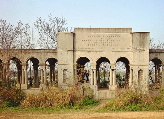 武汉这一 烂尾楼 本想修建辉煌公园 最后变成 露营 圣地 腾讯新闻