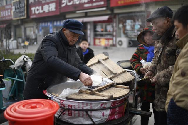 农村大爷街头卖这碗热豆腐,三块钱一碗,蹲路边吃最有感觉