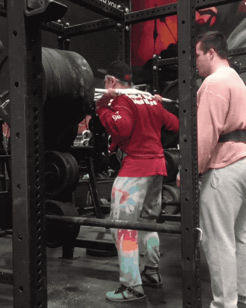 他是"股四头肌之父",60多岁扛着330斤杠铃做深蹲|杠铃|健美|汤姆·