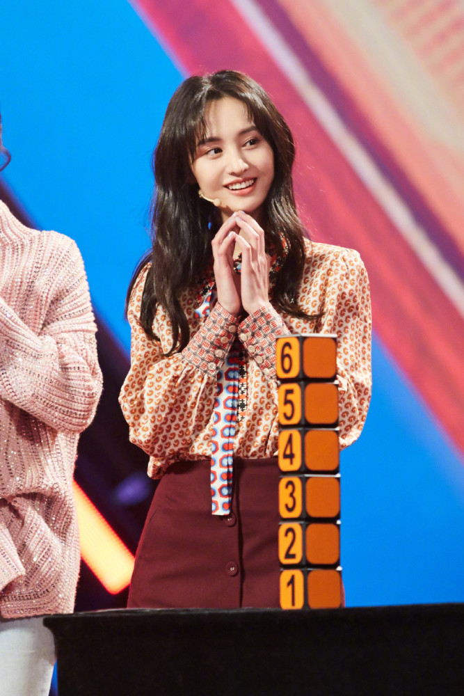 郑爽穿粉色蛋糕裙意外走红扎低马尾发型配齐刘海甜度爆棚