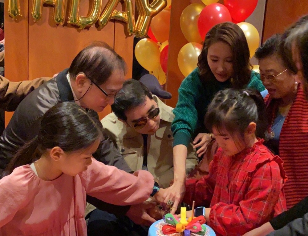 黎姿|黎姿晒十岁双胞胎女儿庆生照，穿小花裙露侧脸根本是“迷你黎姿”