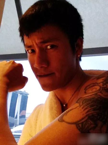 一直将李娜视为偶像的陈坤也在微博中罕见地秀出自己的纹身,并豪言"为