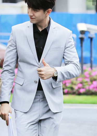 金瀚身穿灰色小西装,搭配黑色衬衣十分酷帅,尽显高冷的气质