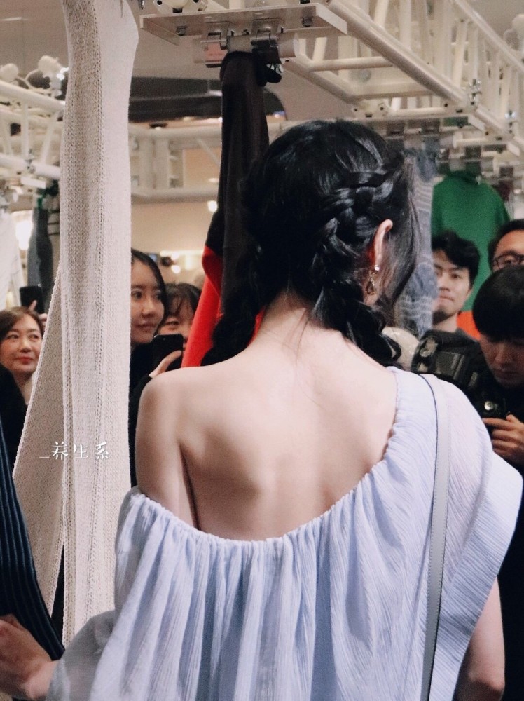 郑爽的蝴蝶背继直角肩后又一个新名词