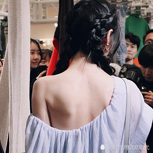 郑爽"蝴蝶背直角肩"令人羡慕,看到生图后,网友:一般人做不到