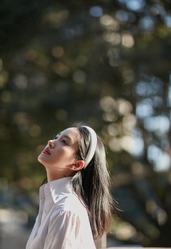 杨采钰走复古风穿衬衫西装裤戴白色发箍27岁尽显文艺清新