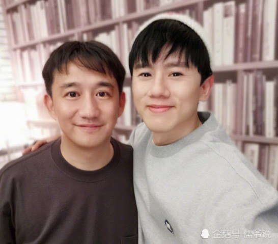 继林青霞后,黄磊也前去给张杰捧场,两人搭肩同框面向镜头微笑