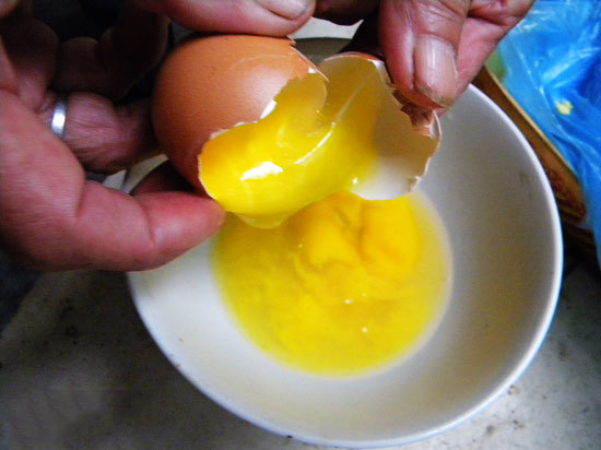 鸡蛋"散黄",是因为有细菌大量繁殖?还能吃吗?