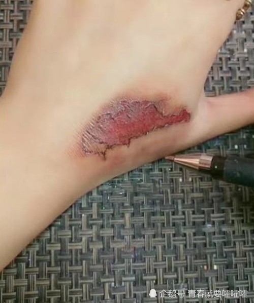 高中生为请假手上画伤口第一眼有点失望结尾简直以假乱真