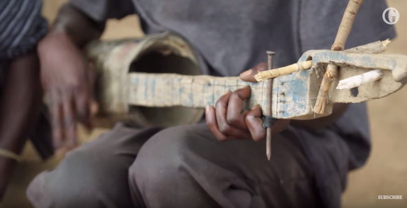 这片残酷烟田中生产的烟叶,供养了数百万人的