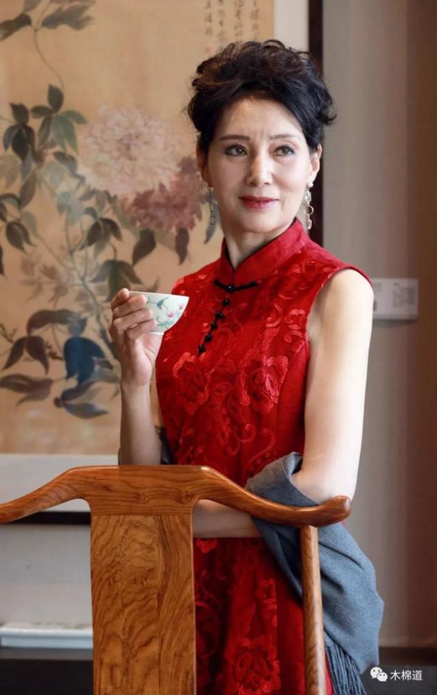 这是什么神仙奶奶?即使80岁,也如此优雅迷人