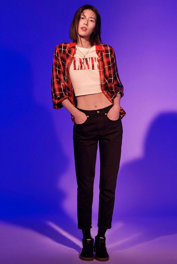 超模就是超模,刘雯腿这么长了还穿"套娃裤",00后争相模仿