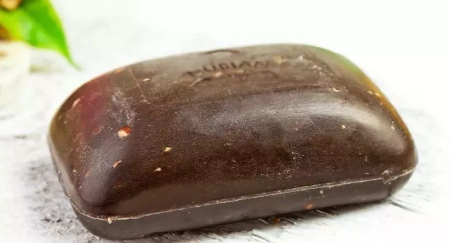 非洲黑皂是一种真正的西非肥皂,是非洲保存最好的美容秘方之一.