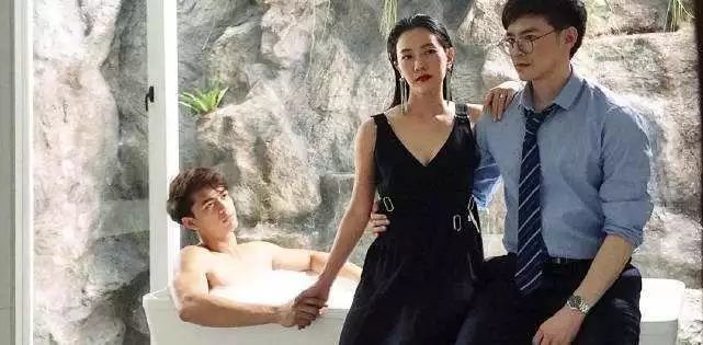 阿莎是一家医院的护士,她性格温婉,美丽善良,虽然上了一点点年纪,但是