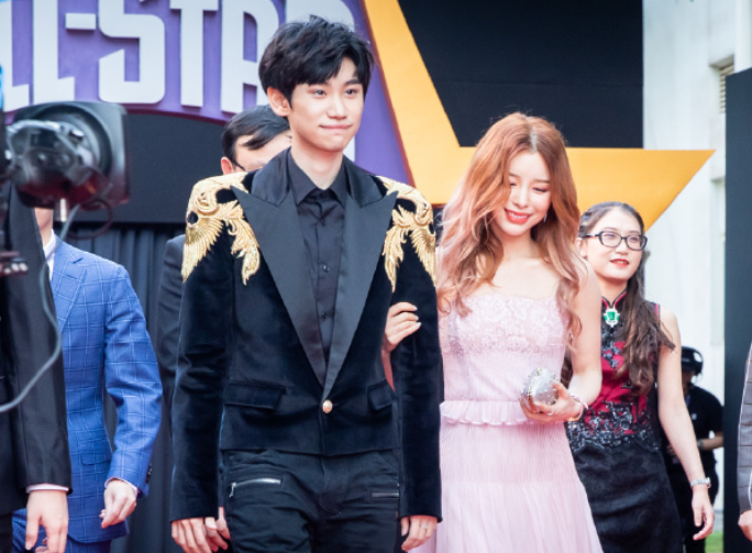 节目效果拉满,尺帝拼音打字问Doinb是哪国人,