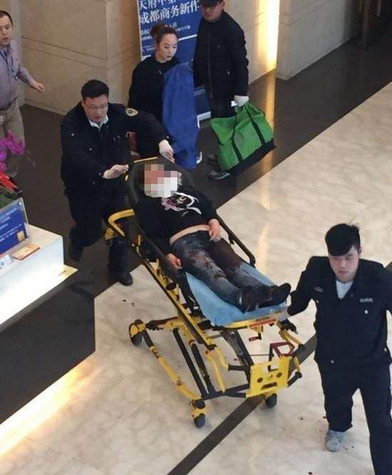 上海一男子酗酒持刀砍人,警方开枪击伤,群众"强势围观"不怕死!