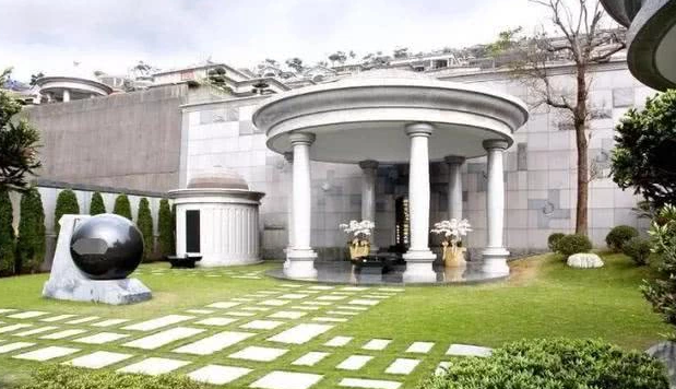 高以翔被正式安葬墓地环境清秀典雅看起来跟邓丽君的墓园相似