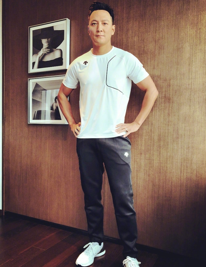 吴彦祖久违携妻现身,lisa穿黑裙高雅端庄,夫妻俩同款发际线超抢镜