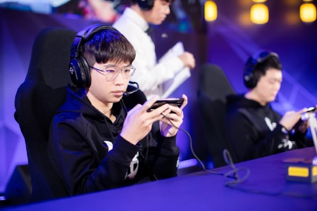 韩涵久诚再现经典对喷爱思道歉引泪目粉丝意外站队韩涵