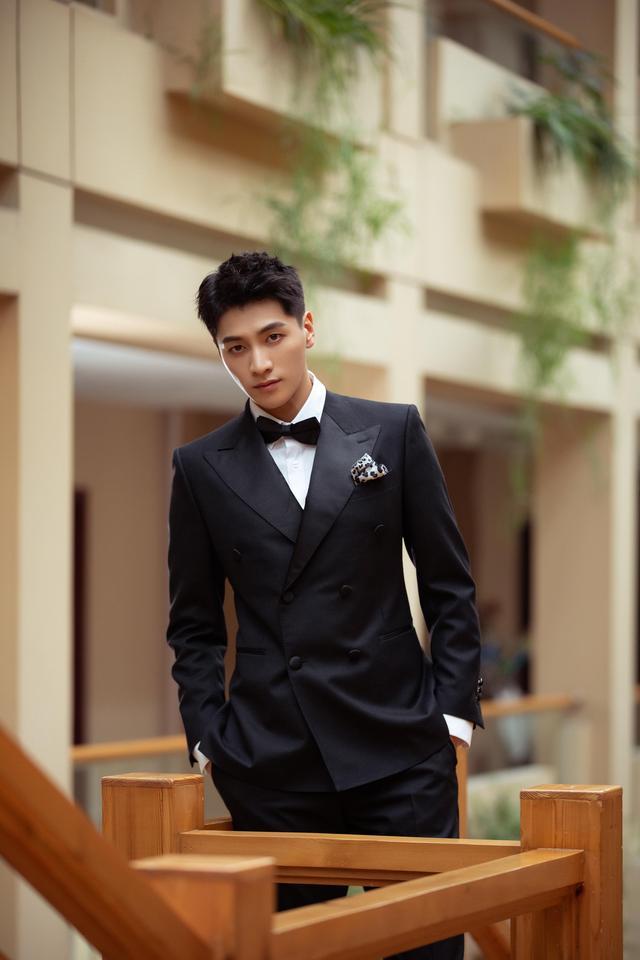 演员金泽亮相国剧盛典 黑色修身西装尽显雅痞绅士魅力