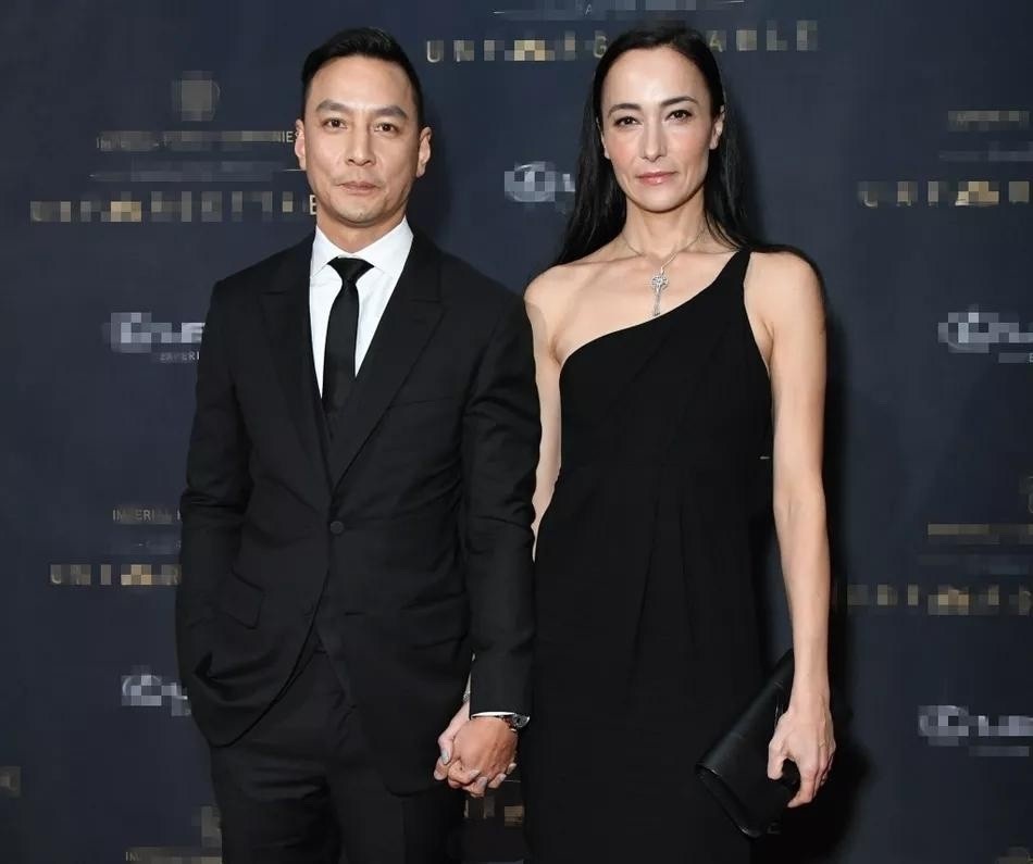 吴彦祖携娇妻现身,雷珊穿斜肩黑裙太气质,两人夫妻脸像复制粘贴